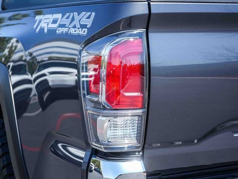 Used 2022 Toyota Tacoma TRD Off-Road AWD/4WD image 11