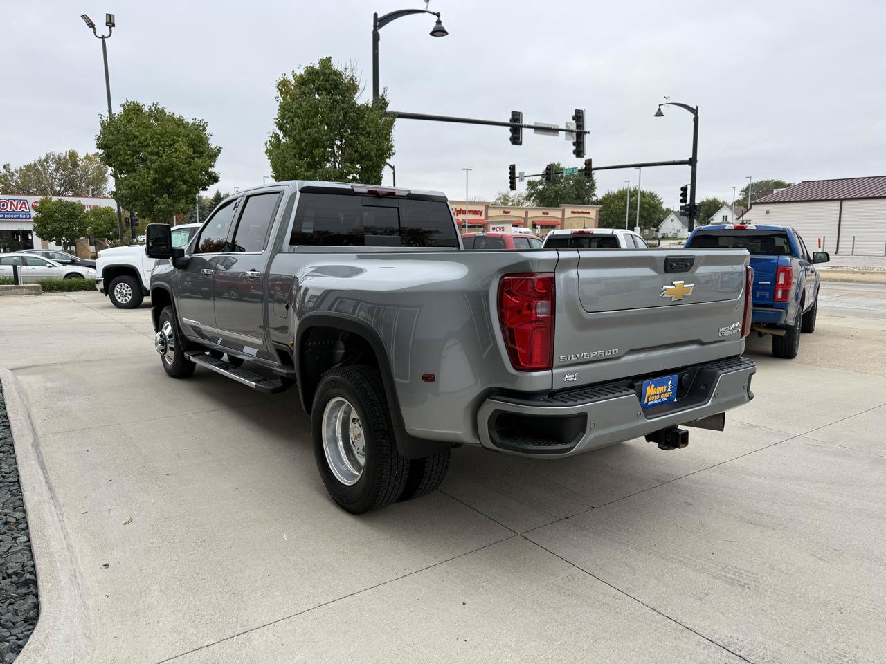 Used 2025 Chevrolet Silverado 3500 High Country w/ High Country Premium Package AWD/4WD image 4