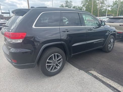 Used 2019 Jeep Grand Cherokee Laredo w/ 18" Wheel & 8.4" Radio Group AWD/4WD image 2