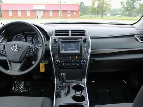 Used 2017 Toyota Camry LE FWD image 11