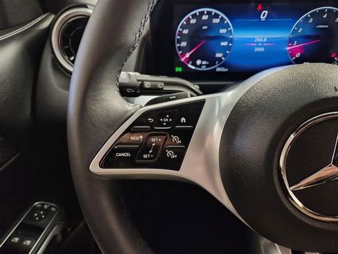 Used 2025 Mercedes-Benz GLB 250 image 27