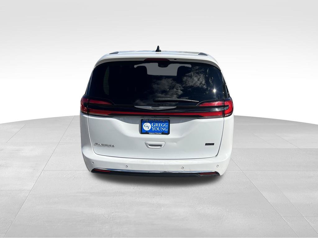 Used 2023 Chrysler Pacifica Touring-L FWD image 5
