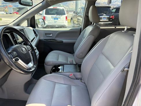 Used 2020 Toyota Sienna XLE w/ XLE Navigation Package FWD image 12