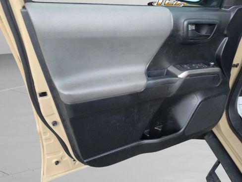 Used 2017 Toyota Tacoma SR5 w/ Tow Package RWD image 18