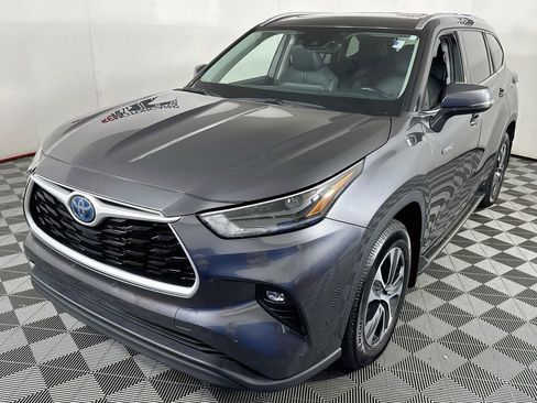 Used 2021 Toyota Highlander XLE AWD/4WD image 3