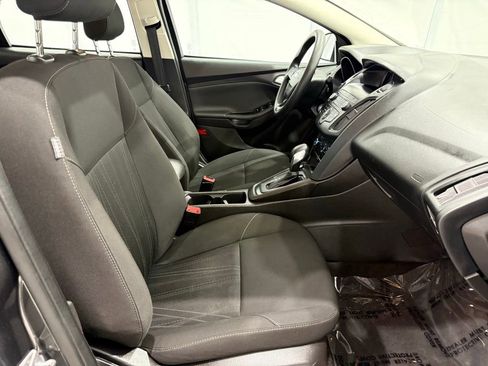 Used 2018 Ford Focus SE w/ SE Appearance Package image 18