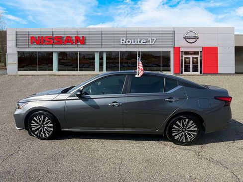 Used 2024 Nissan Altima 2.5 SV image 6
