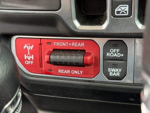 Used 2025 Jeep Wrangler Unlimited Rubicon w/ Convenience Group AWD/4WD image 9