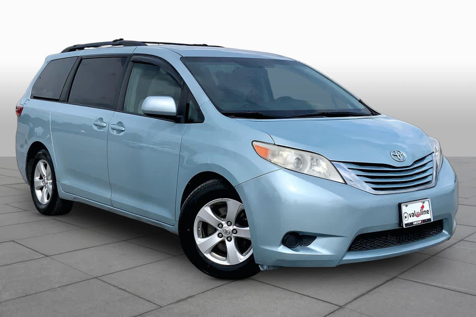 Used 2015 Toyota Sienna LE FWD image 2