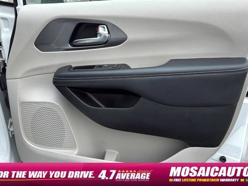 Used 2023 Chrysler Pacifica Touring-L FWD image 9