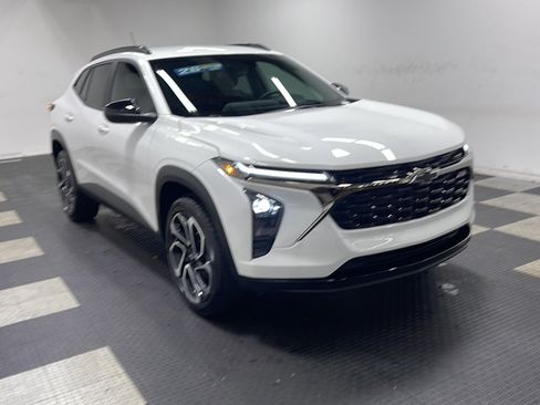 Used 2026 Chevrolet Trax RS FWD image 24