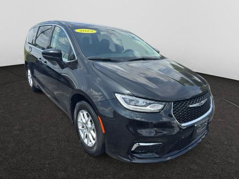 Used 2023 Chrysler Pacifica Touring-L FWD image 3