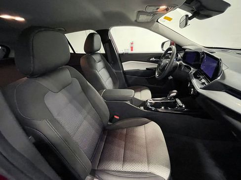 Used 2025 Chevrolet Trax LT FWD image 25