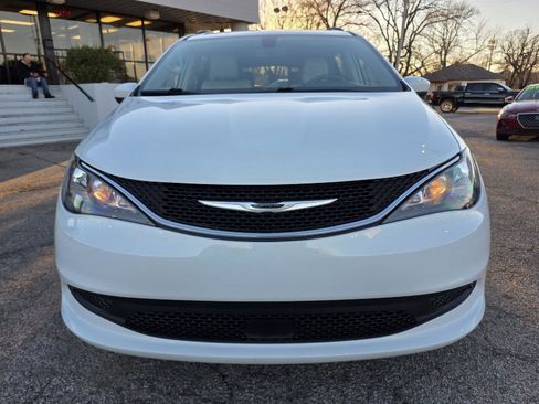 Used 2021 Chrysler Voyager Lxi image 2