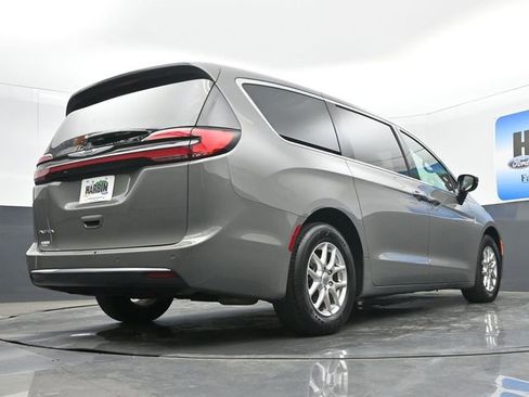 Used 2025 Chrysler Pacifica Select image 23