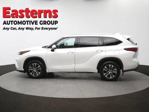 Used 2021 Toyota Highlander XLE AWD/4WD image 62
