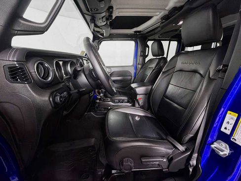 Used 2018 Jeep Wrangler Unlimited Sahara w/ Dual Top Group AWD/4WD image 11