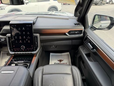 Used 2025 GMC Yukon XL Denali AWD/4WD image 29