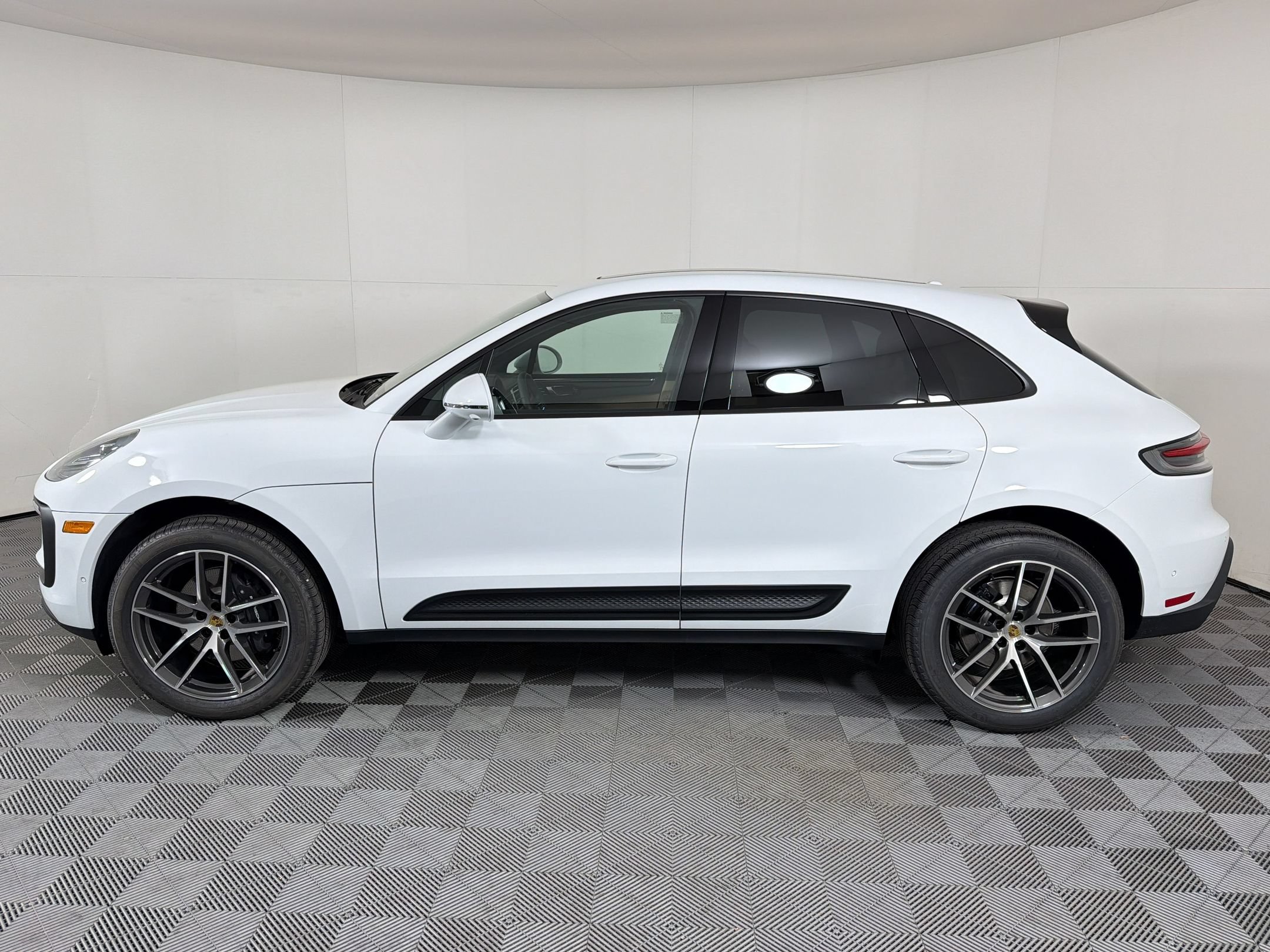 Used 2026 Porsche Macan AWD/4WD image 2