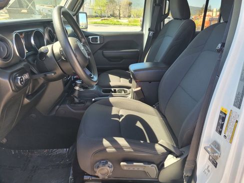 Used 2022 Jeep Gladiator Sport AWD/4WD image 15