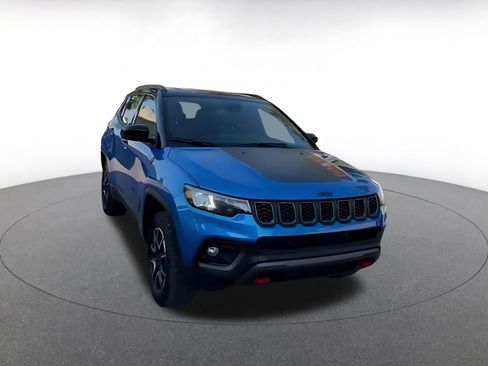 Used 2025 Jeep Compass Trailhawk AWD/4WD image 3