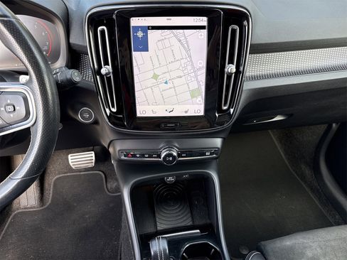 Used 2019 Volvo XC40 T4 R-Design image 32