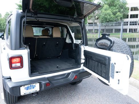 Used 2020 Jeep Wrangler Unlimited Sahara AWD/4WD image 14