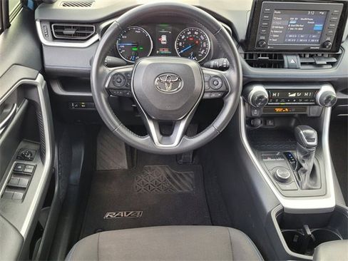 Used 2022 Toyota RAV4 SE image 10