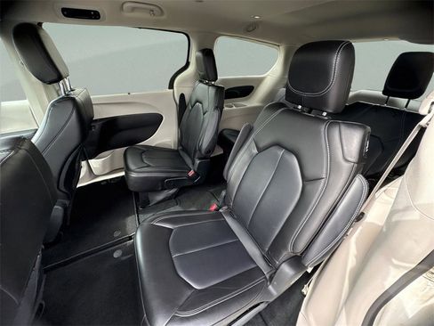 Used 2023 Chrysler Pacifica Touring-L image 9