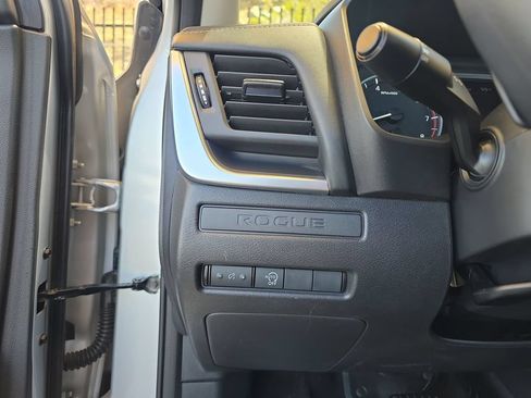 Used 2024 Nissan Rogue S FWD image 18