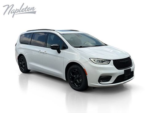 Used 2024 Chrysler Pacifica Premium FWD image 8