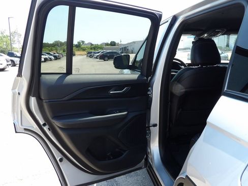 Used 2025 Jeep Grand Cherokee Altitude AWD/4WD image 17
