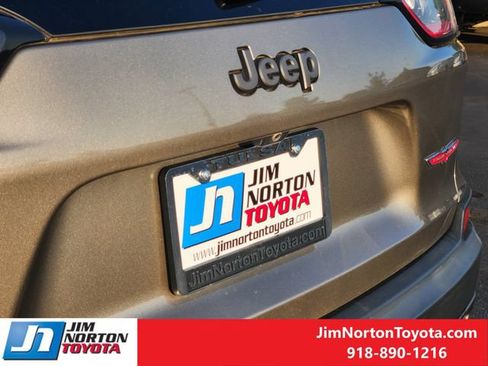 Used 2019 Jeep Cherokee Trailhawk w/ Comfort/Convenience Group AWD/4WD image 12