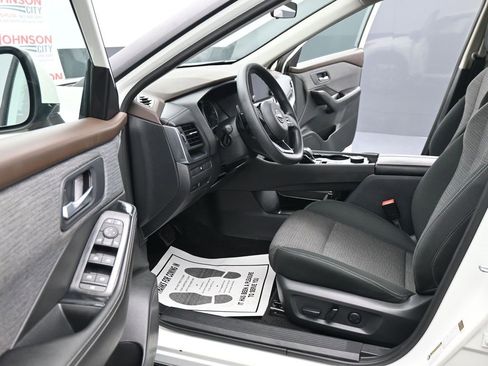 Used 2023 Nissan Rogue SV image 17