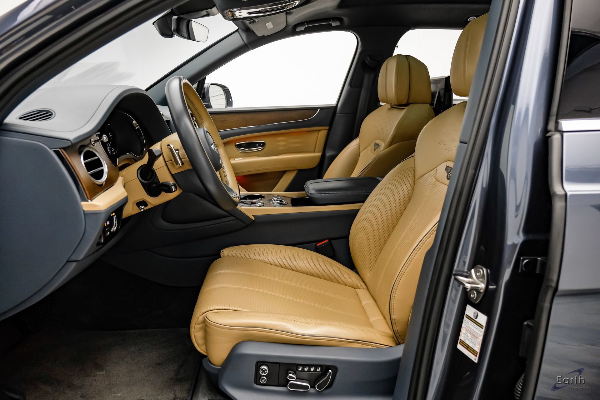 Used 2023 Bentley Bentayga Extended Wheelbase AWD/4WD image 34
