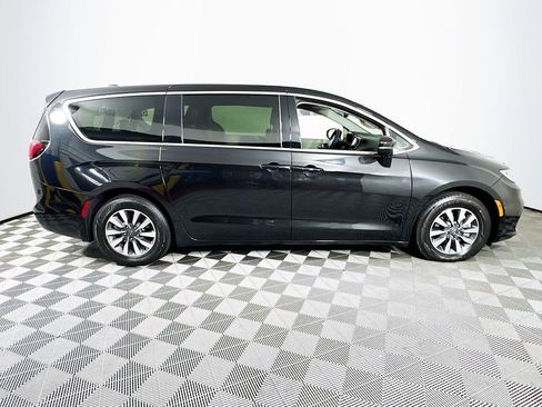 Used 2022 Chrysler Pacifica Touring-L FWD image 8