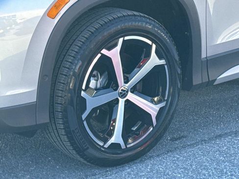 Used 2025 Volkswagen Tiguan SE image 28