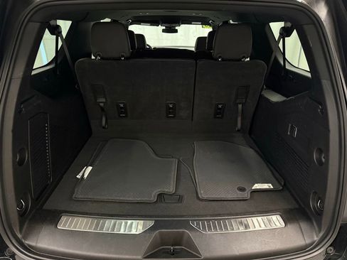 Used 2025 Chevrolet Suburban Z71 image 5