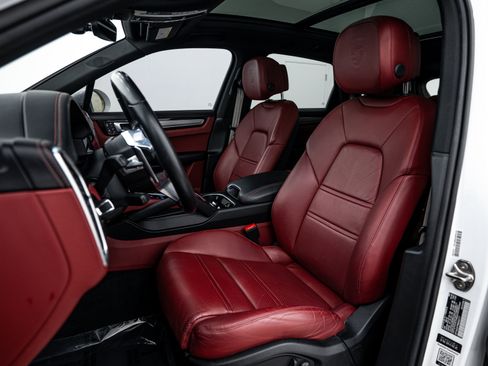 Certified 2022 Porsche Cayenne Platinum Edition image 5
