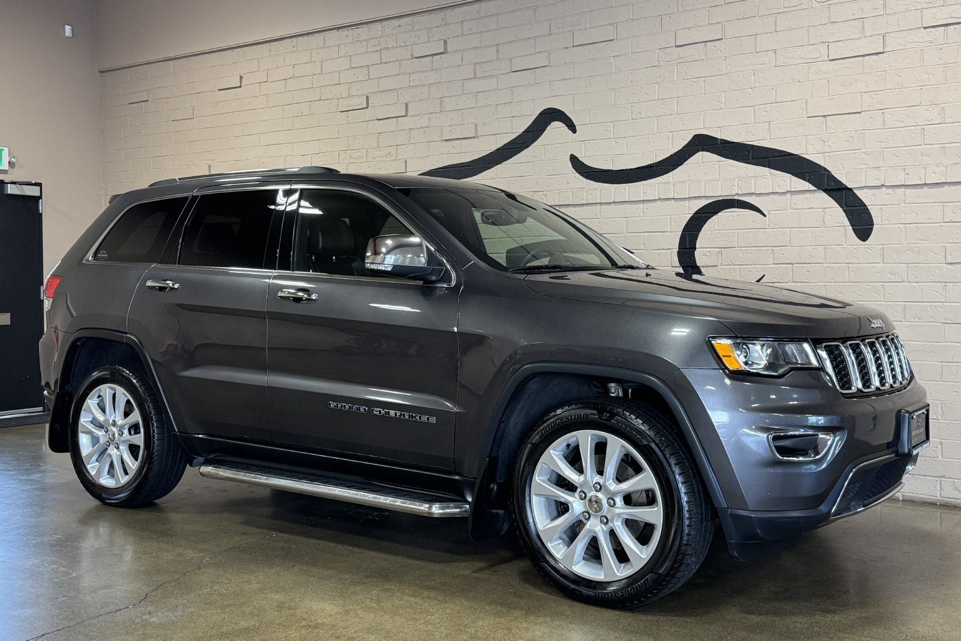 Used 2017 Jeep Grand Cherokee Limited AWD/4WD image 2