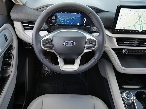 Used 2025 Ford Explorer Active w/ Active Comfort Package image 18