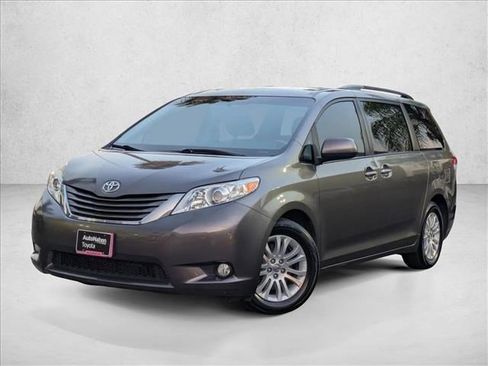 Used 2014 Toyota Sienna XLE image 1