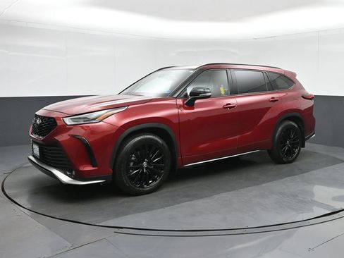 Used 2023 Toyota Highlander XSE FWD image 3