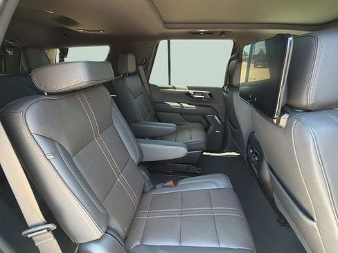 Used 2025 Chevrolet Tahoe High Country AWD/4WD image 14