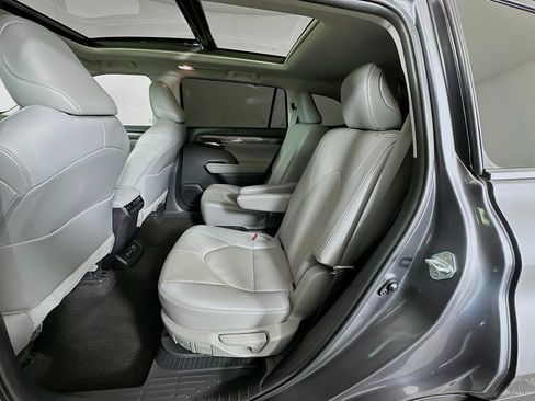 Used 2023 Toyota Highlander Platinum FWD image 25