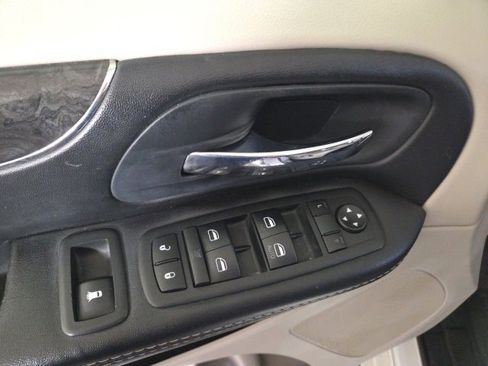 Used 2015 Chrysler Town & Country Touring image 34