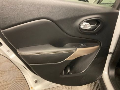 Used 2018 Jeep Cherokee Limited AWD/4WD image 28