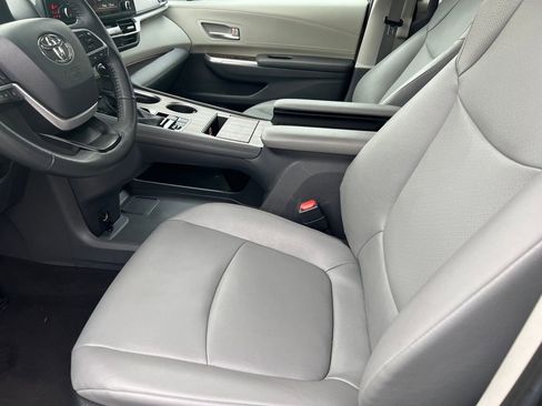 Used 2024 Toyota Sienna XLE image 9