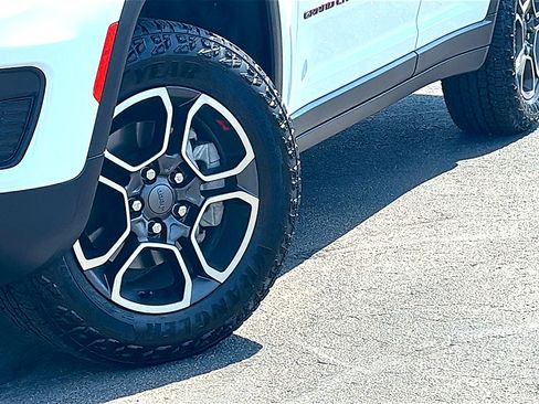 Used 2022 Jeep Grand Cherokee Trailhawk AWD/4WD image 3