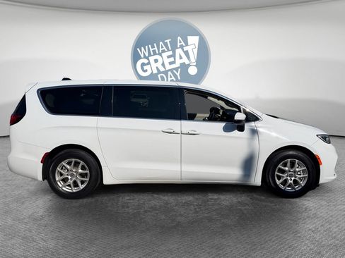 Used 2023 Chrysler Pacifica Touring-L FWD image 2